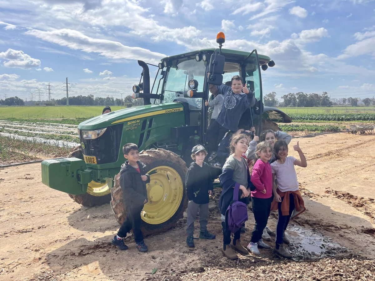 טרקטור חדש בחווה החקלאית