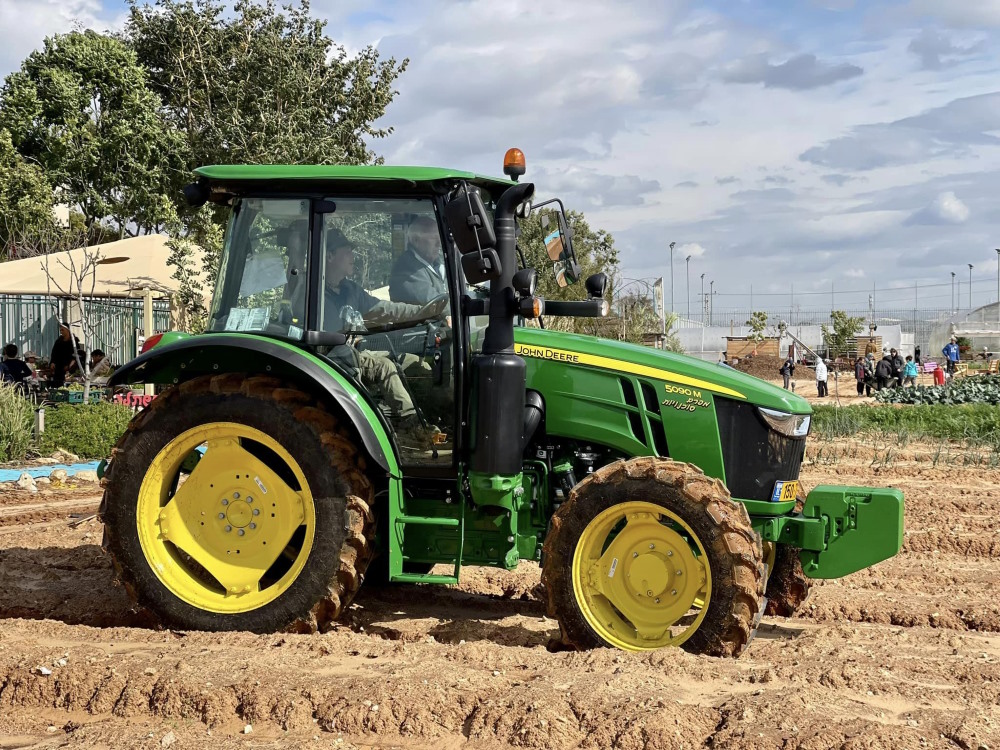 טרקטור חדש בחווה החקלאית