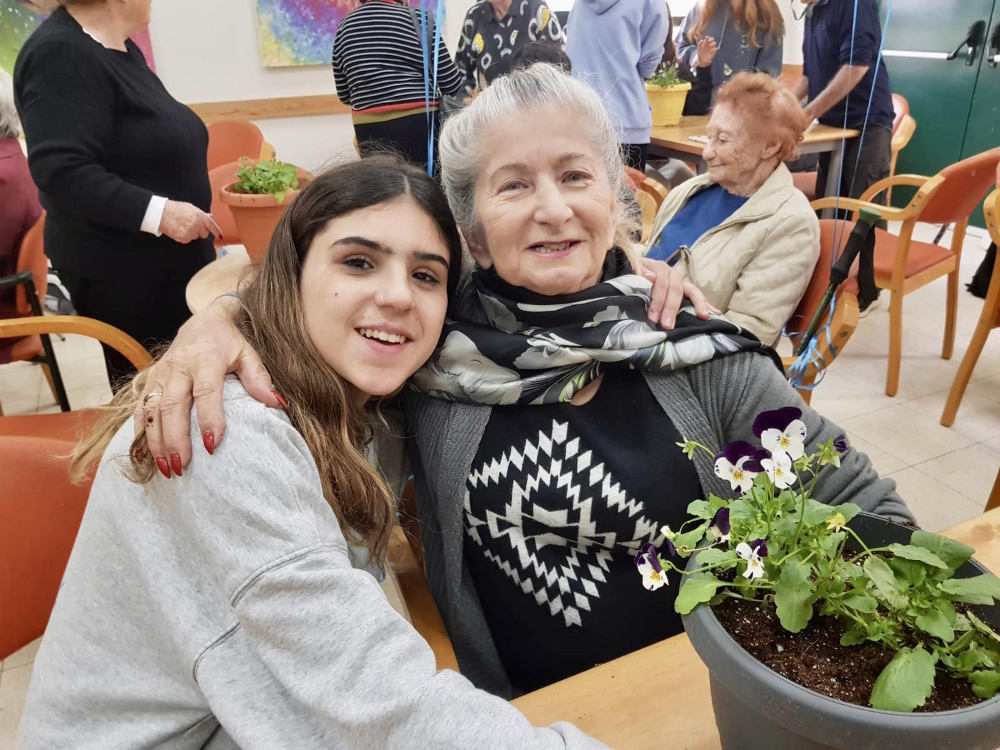 נוער דרום השרון בפעילות טו בשבט במועדון שורדי השואה