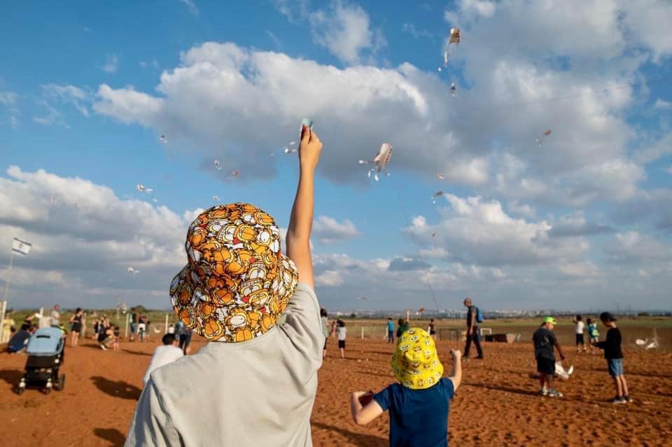 ילד מעיף עפיפון בשמי דרום השרון 
