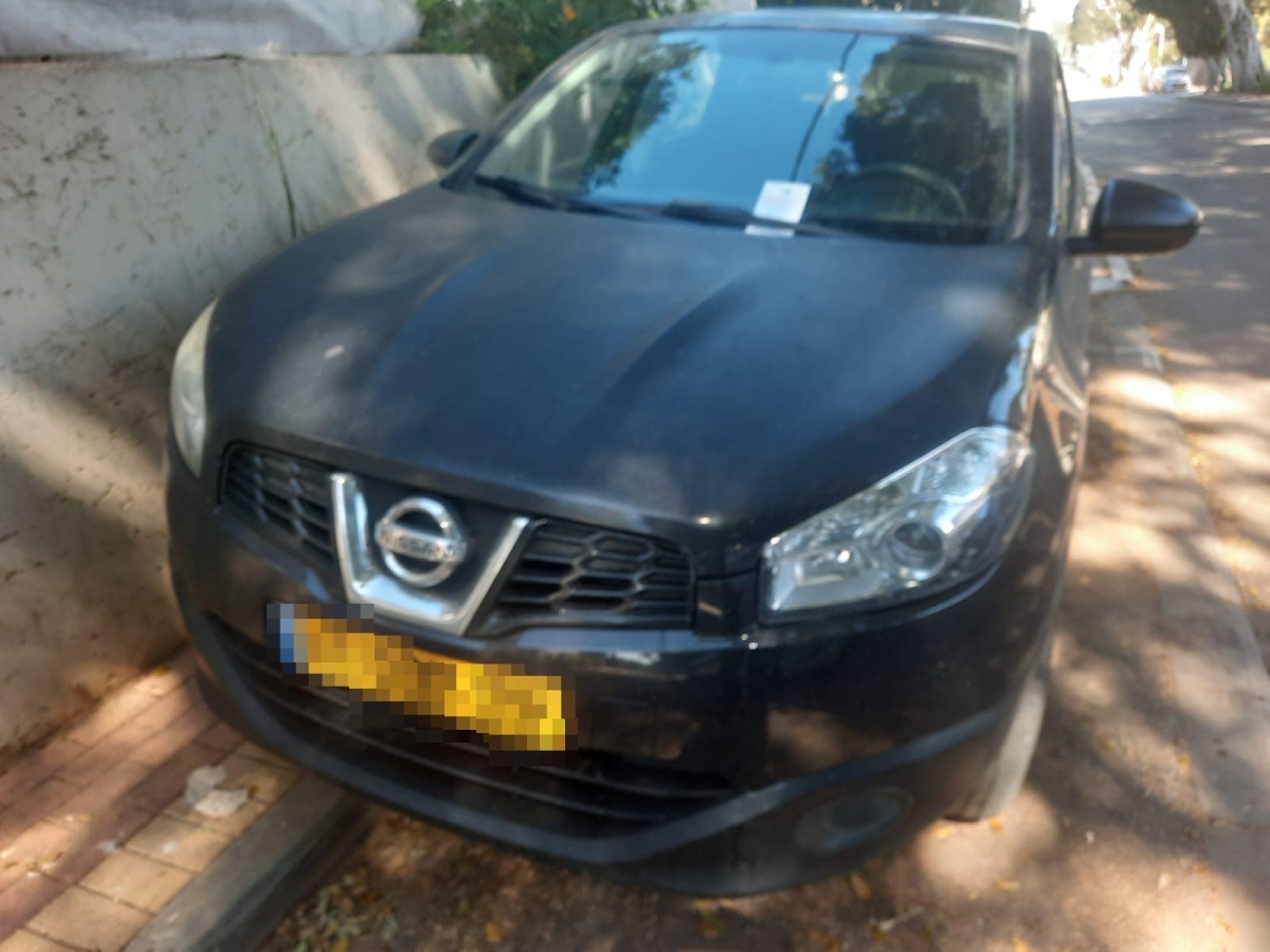 תמונות של חלוקת ברכות לחג הפסח במקום דו״חות על ידי פקחי רשות החניה של דרום השרון