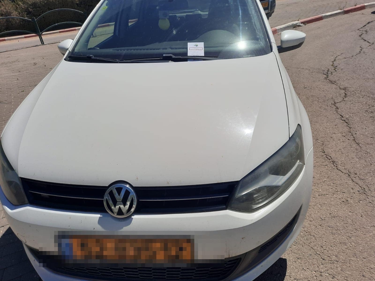 תמונות של חלוקת ברכות לחג הפסח במקום דו״חות על ידי פקחי רשות החניה של דרום השרון