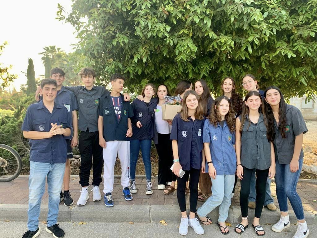 תמונות מחלוקת פרחים לשורדות ושורדי השואה בישובי המועצה על ידי בנות ובני הנוער שלנו, חניכי תנועות הנוער