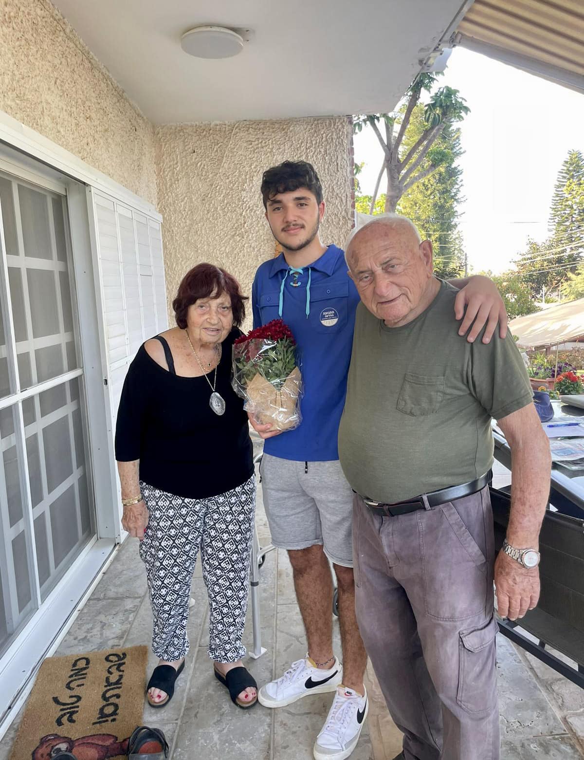 תמונות מחלוקת פרחים לשורדות ושורדי השואה בישובי המועצה על ידי בנות ובני הנוער שלנו, חניכי תנועות הנוער