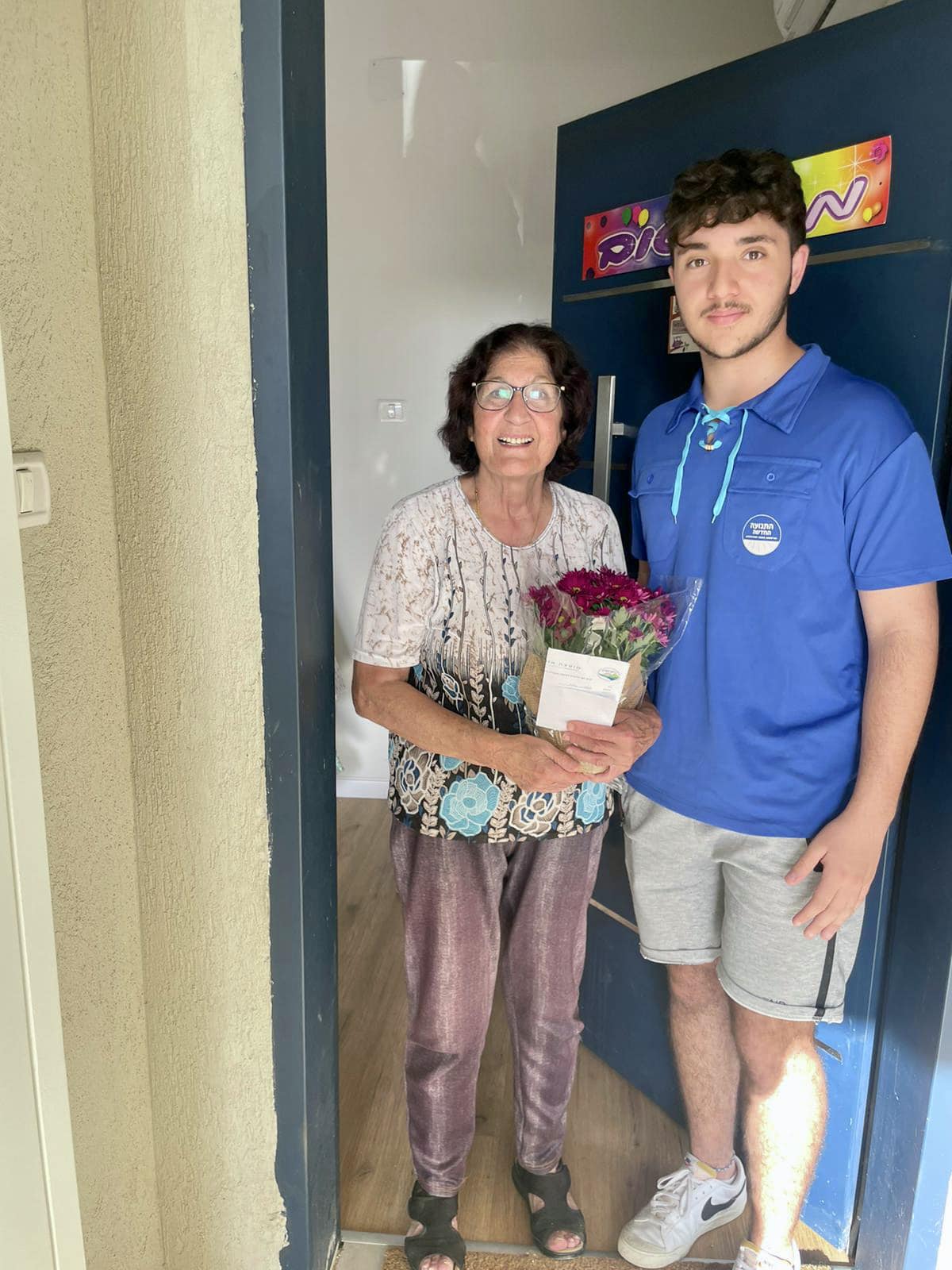 תמונות מחלוקת פרחים לשורדות ושורדי השואה בישובי המועצה על ידי בנות ובני הנוער שלנו, חניכי תנועות הנוער