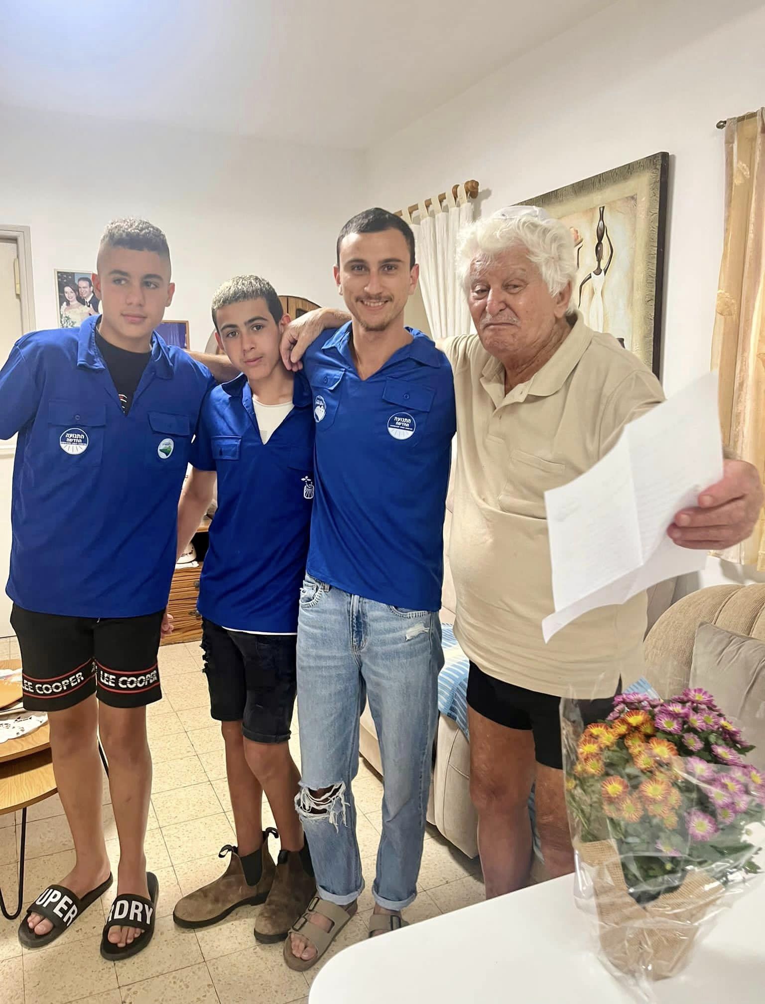 תמונות מחלוקת פרחים לשורדות ושורדי השואה בישובי המועצה על ידי בנות ובני הנוער שלנו, חניכי תנועות הנוער