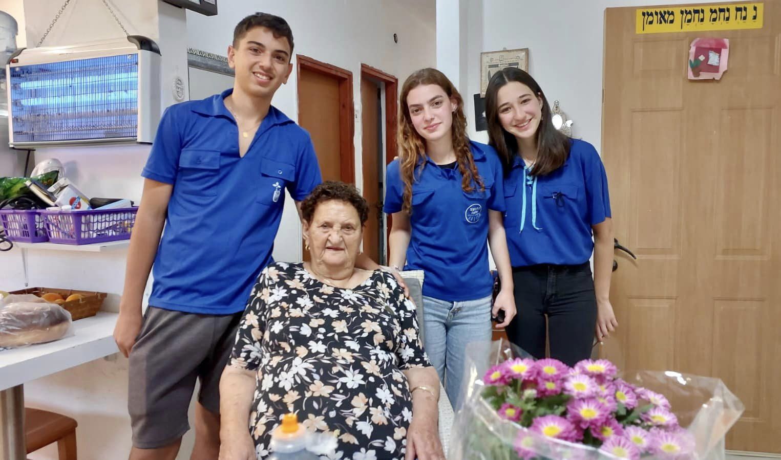 תמונות מחלוקת פרחים לשורדות ושורדי השואה בישובי המועצה על ידי בנות ובני הנוער שלנו, חניכי תנועות הנוער