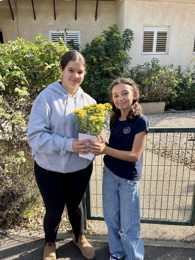 תמונות מחלוקת פרחים לשורדות ושורדי השואה בישובי המועצה על ידי בנות ובני הנוער שלנו, חניכי תנועות הנוער