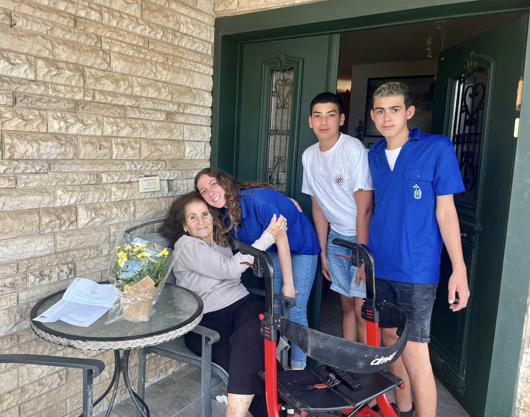 תמונות מחלוקת פרחים לשורדות ושורדי השואה בישובי המועצה על ידי בנות ובני הנוער שלנו, חניכי תנועות הנוער