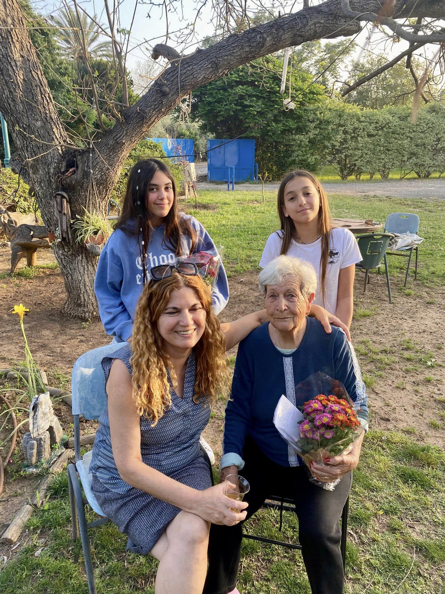 תמונות מחלוקת פרחים לשורדות ושורדי השואה בישובי המועצה על ידי בנות ובני הנוער שלנו, חניכי תנועות הנוער