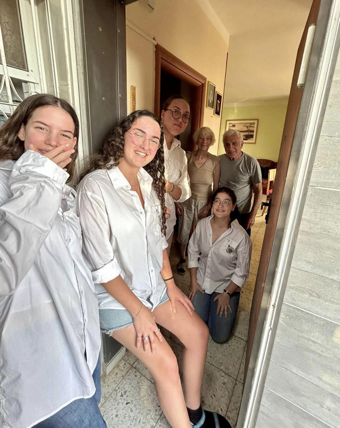 תמונות מחלוקת פרחים לשורדות ושורדי השואה בישובי המועצה על ידי בנות ובני הנוער שלנו, חניכי תנועות הנוער