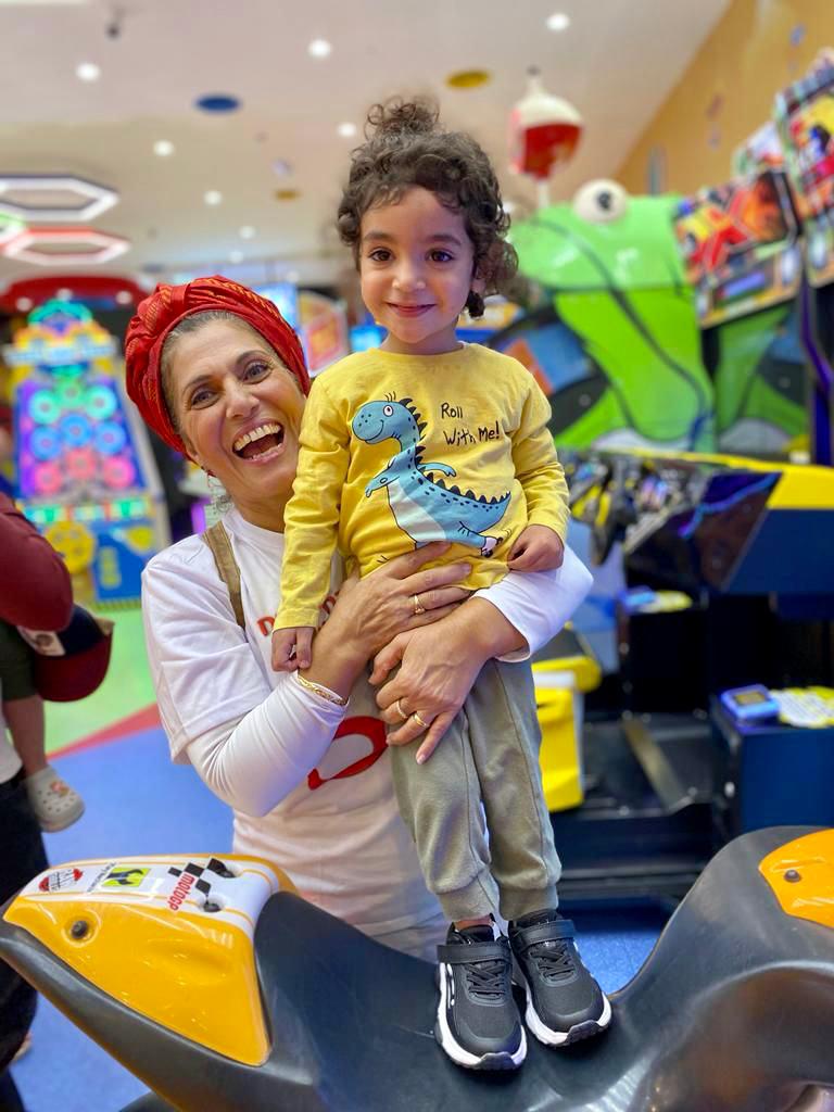 תמונה של דפנה לוי, משתתפת בתחרות הסבתא של המדינה