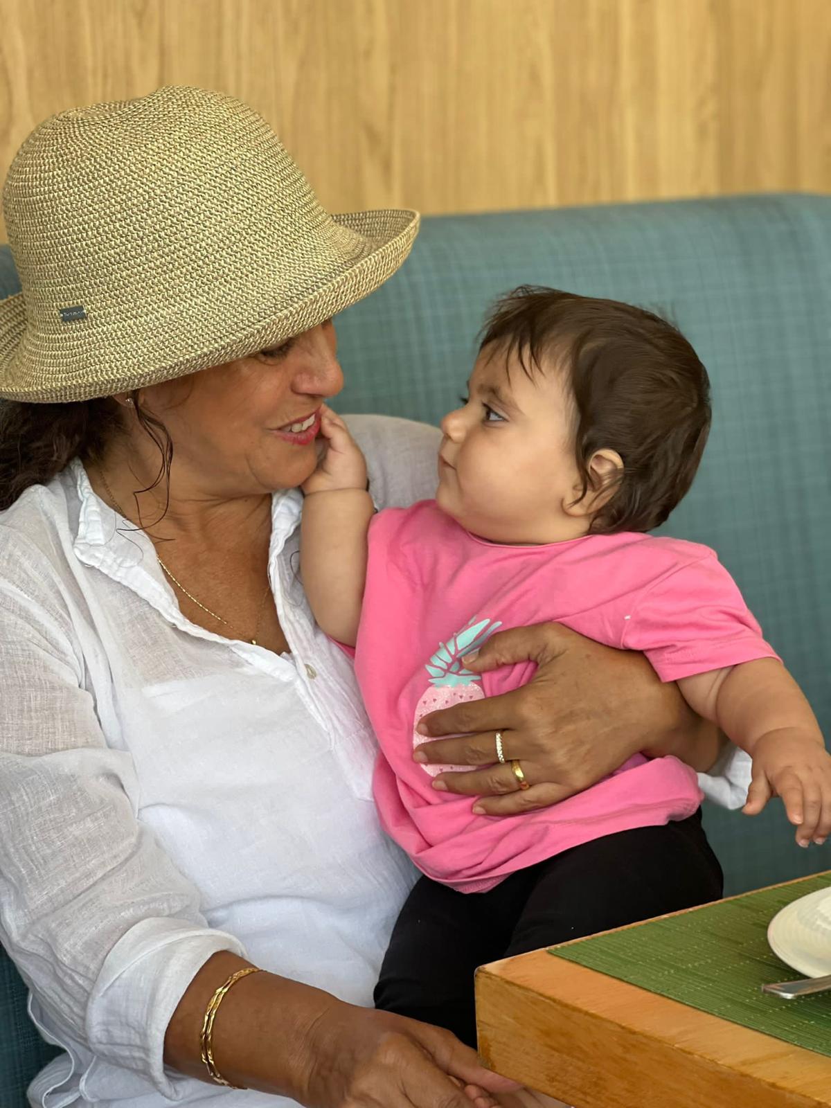 תמונה של דפנה לוי, משתתפת בתחרות הסבתא של המדינה