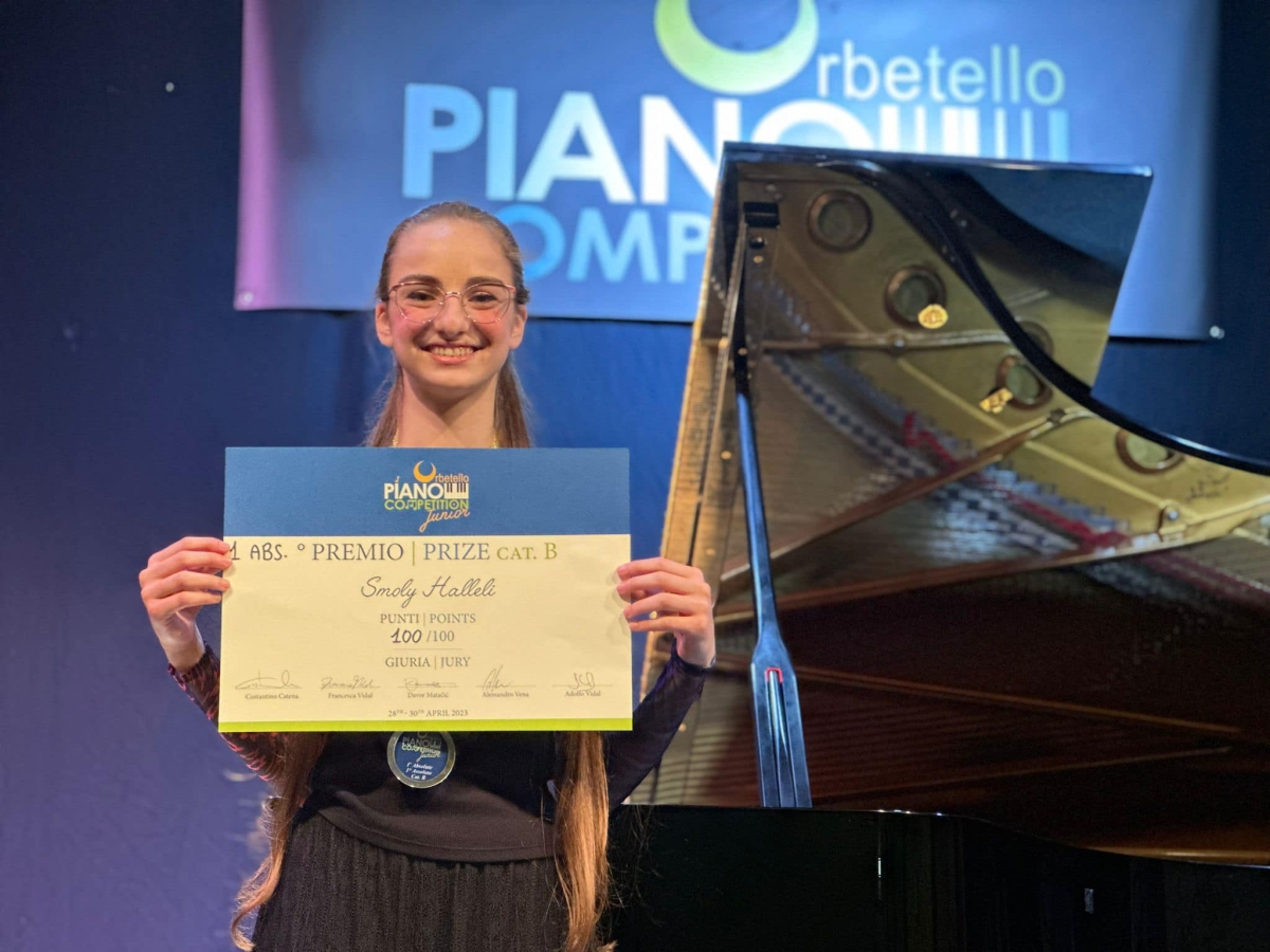 גאווה מקומית - תמונה של הללי שמולאי בתחרות הפסנתר