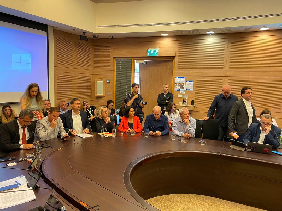 תמונה של ראשי הרשויות הנאבקים בקרן הארנונה בביקור בוועדת הכספים של הכנסת