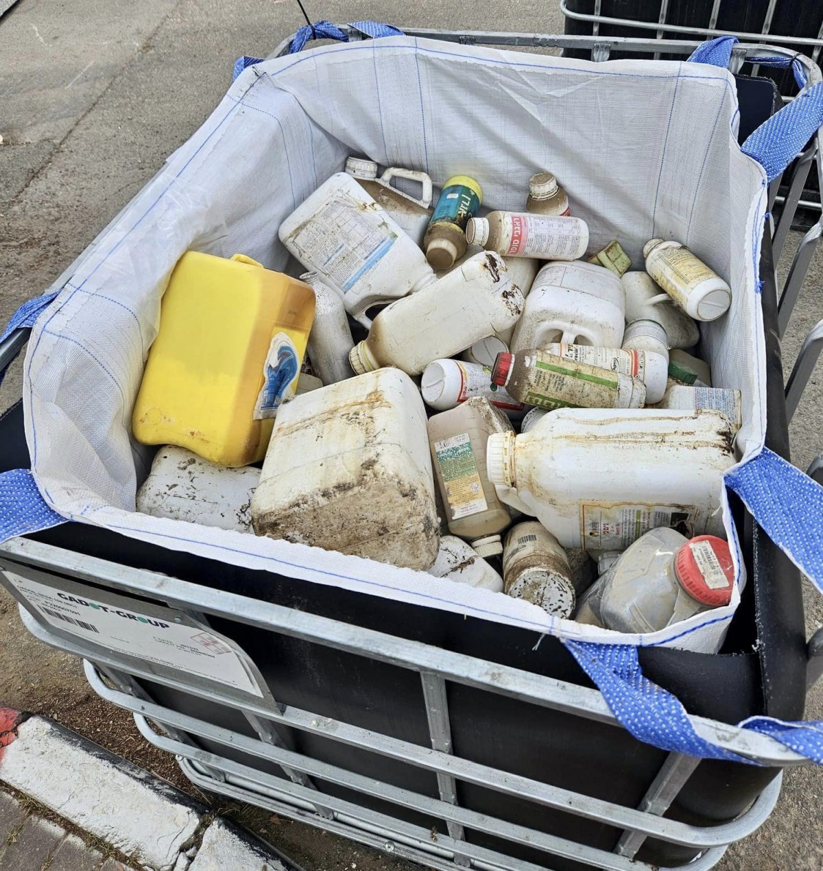 תמונה ממבצע של דרום השרון בשיתוף עם המשרד להגנת הסביבה ומשרד החקלאות ופיתוח הכפר לאיסוף מעל טון חומרי הדברה מעשרות חקלאים במועצה!