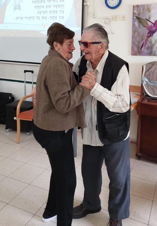 תמונה של צ׳רנה ודוד אהרון ממושב צופית רוקדים