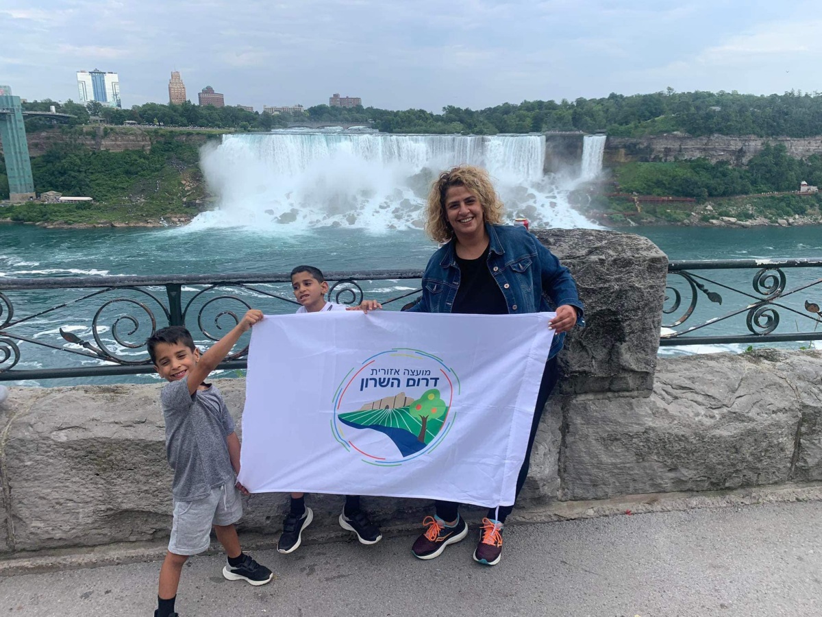 תמונה של אושרית משדה ורבורג ומורה בבית חינוך צופית שלקחה אותנו למפלי הניאגרה בקנדה,