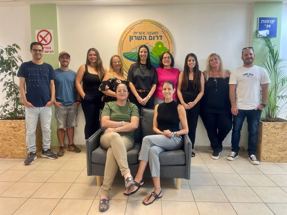 תמונה של צוות העמותה לקידום החינוך