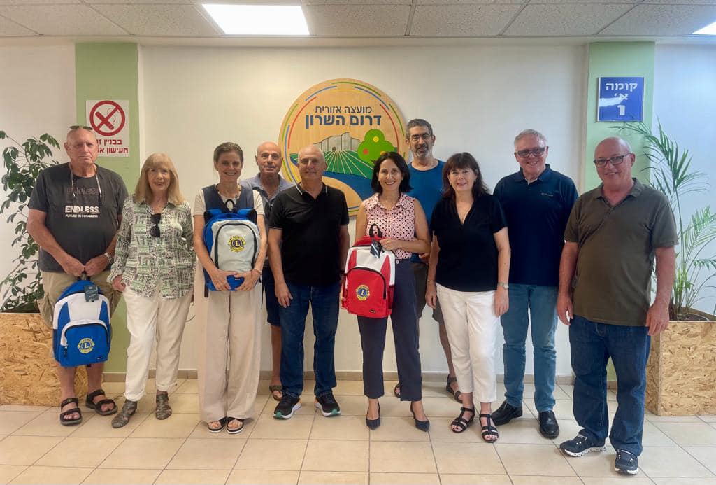 תמונה של ראש המועצה, עמותת 'אחים', האגף לשירותים חברתיים במועצה ומועדון 'לינוס לטינוס'