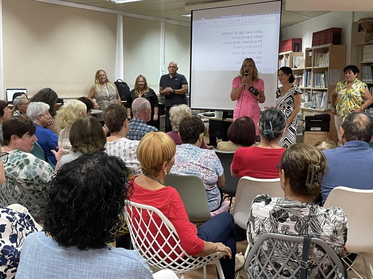 תמונה מתוך שיעור כיתת הותיקים בבית חינוך ירקון 