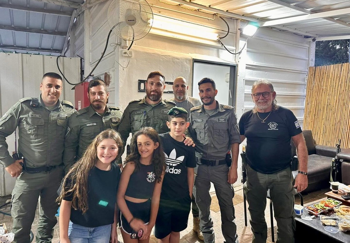 תמונה של רן תמרה וליה יחד עם שוטרי מג״ב בבסיס גן חיים