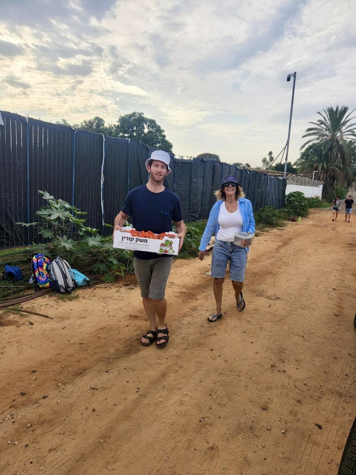 רוכשים תוצרת חקלאית ומסייעים לתושבי הדרום והצפון