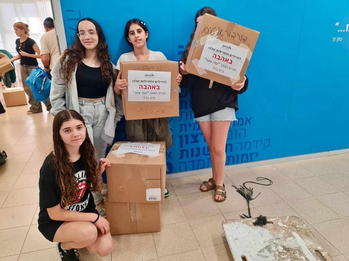 תמונות מבית הספר עמי אסף, מכינים חבילות ומכתבים לחיילים ולחיילות ששומרים עלינו.