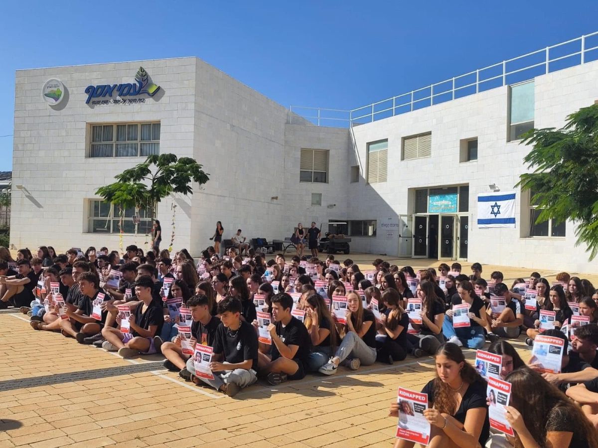 תמונה של תלמידי בית הספר עמי אסף במהלך צילומי סרט למען שיחרור החטופים