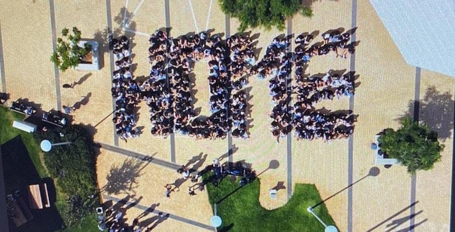תמונה של תלמידי בית הספר עמי אסף במהלך צילומי סרט למען שיחרור החטופים