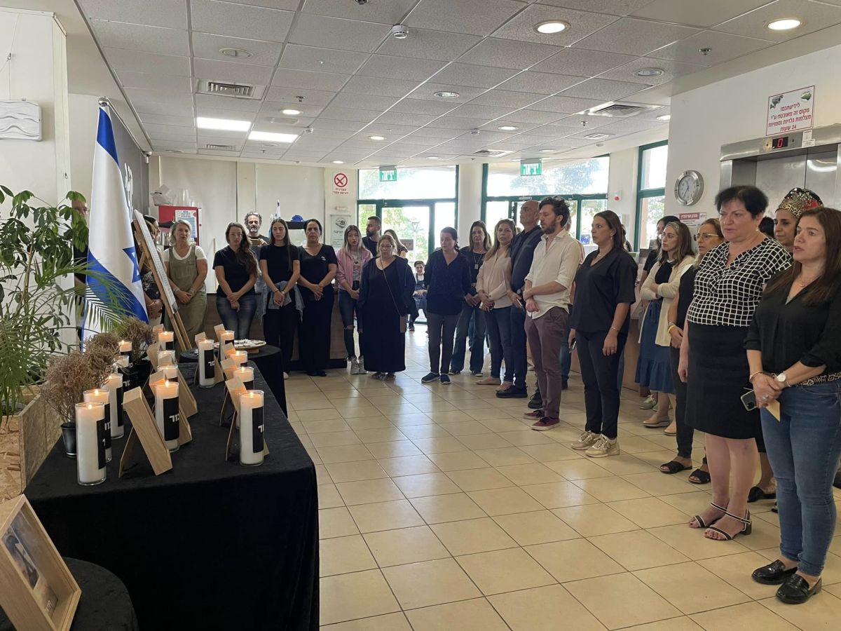 עובדי ועובדות המועצה בפינת הזיכרון לזכרם של חללי המועצה שנפלו בעת מילוי תפקידם ונרצחו בטבח, עמדנו דקת דומיה והדלקנו נרות זיכרון