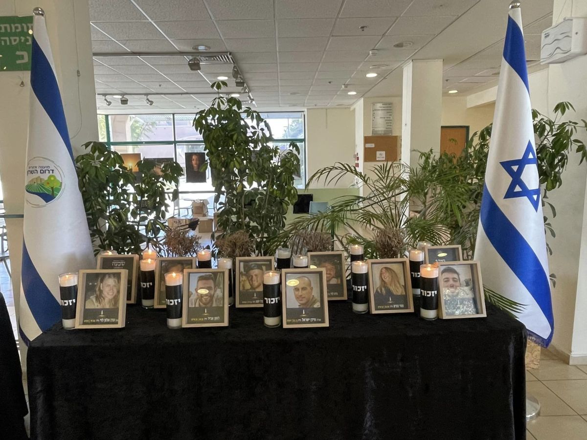 עובדי ועובדות המועצה בפינת הזיכרון לזכרם של חללי המועצה שנפלו בעת מילוי תפקידם ונרצחו בטבח, עמדנו דקת דומיה והדלקנו נרות זיכרון