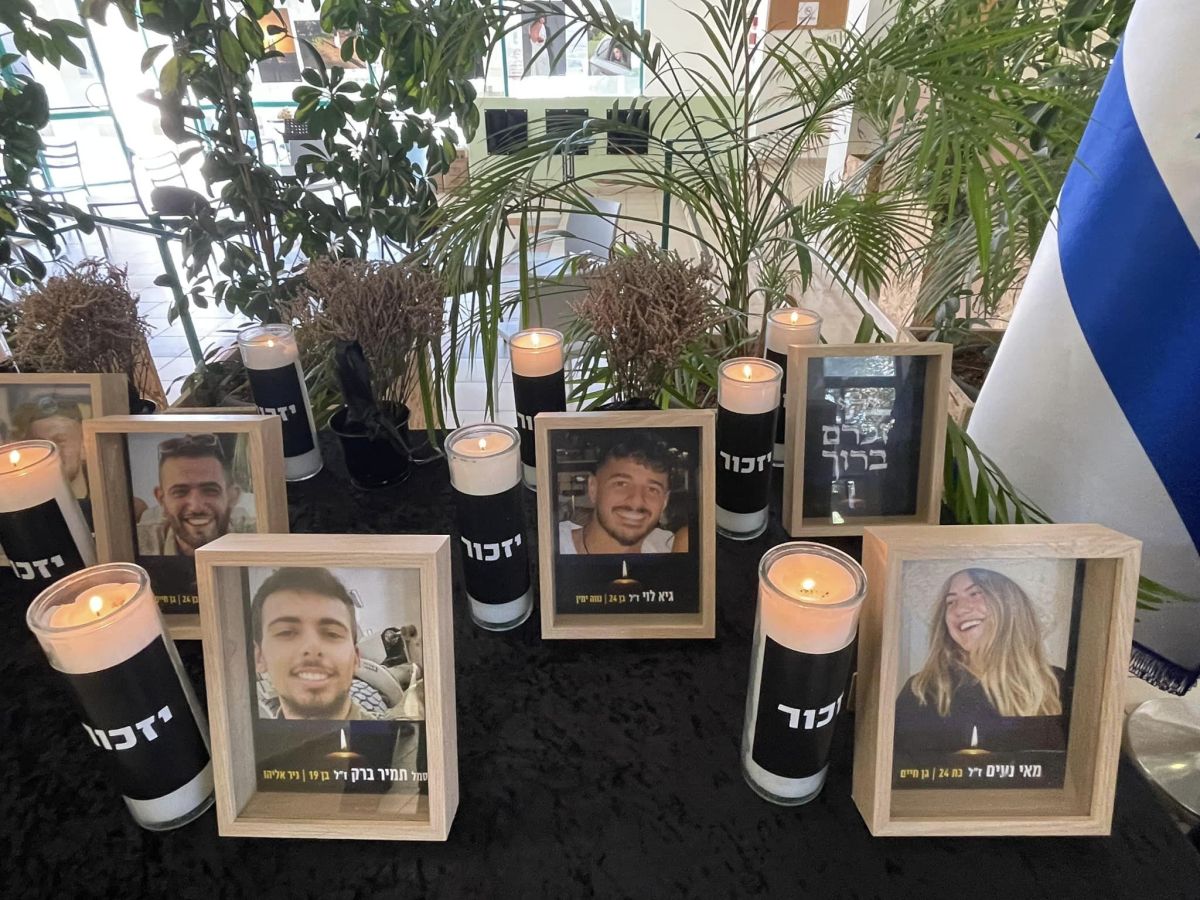 עובדי ועובדות המועצה בפינת הזיכרון לזכרם של חללי המועצה שנפלו בעת מילוי תפקידם ונרצחו בטבח, עמדנו דקת דומיה והדלקנו נרות זיכרון