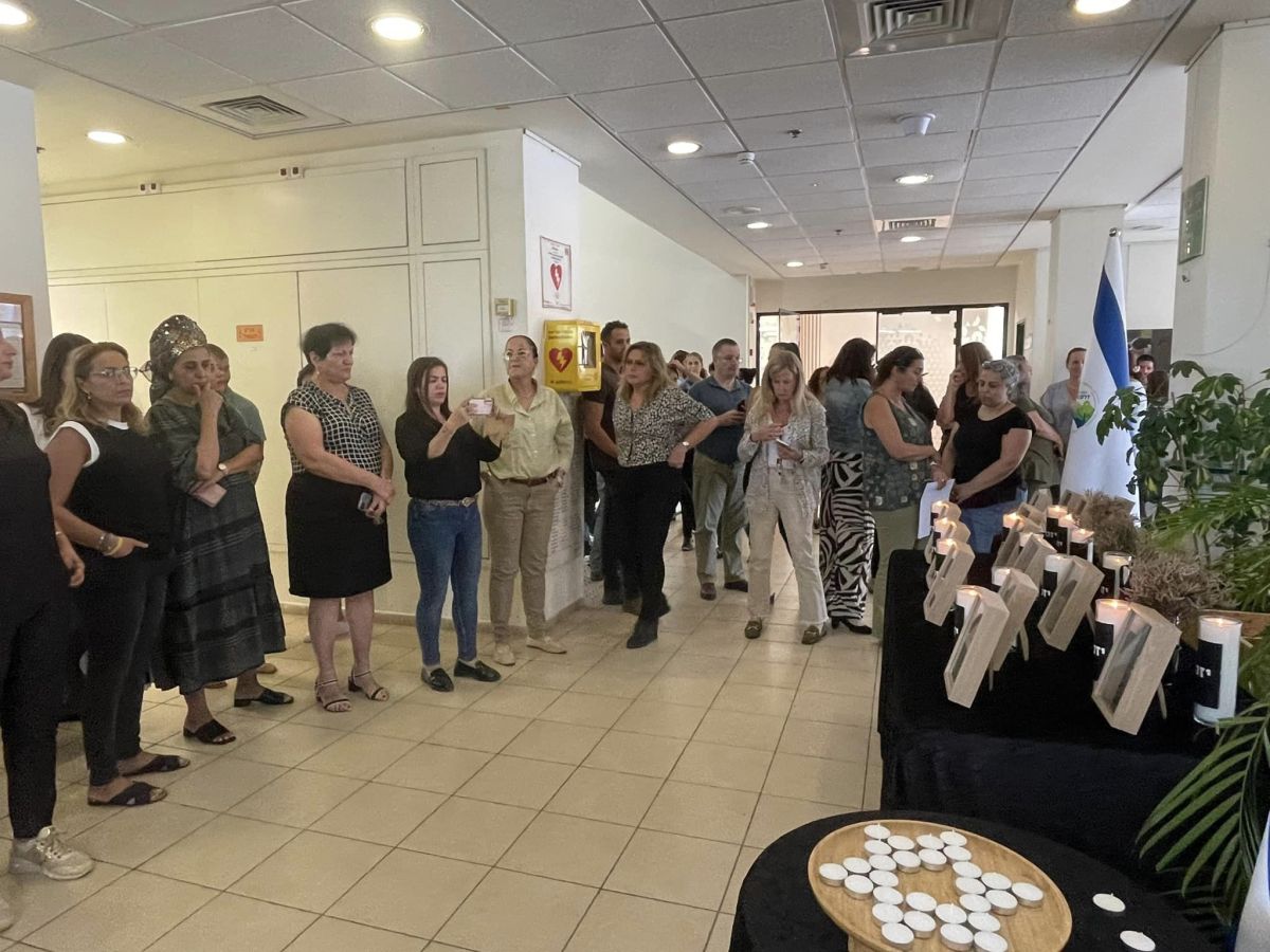 עובדי ועובדות המועצה בפינת הזיכרון לזכרם של חללי המועצה שנפלו בעת מילוי תפקידם ונרצחו בטבח, עמדנו דקת דומיה והדלקנו נרות זיכרון