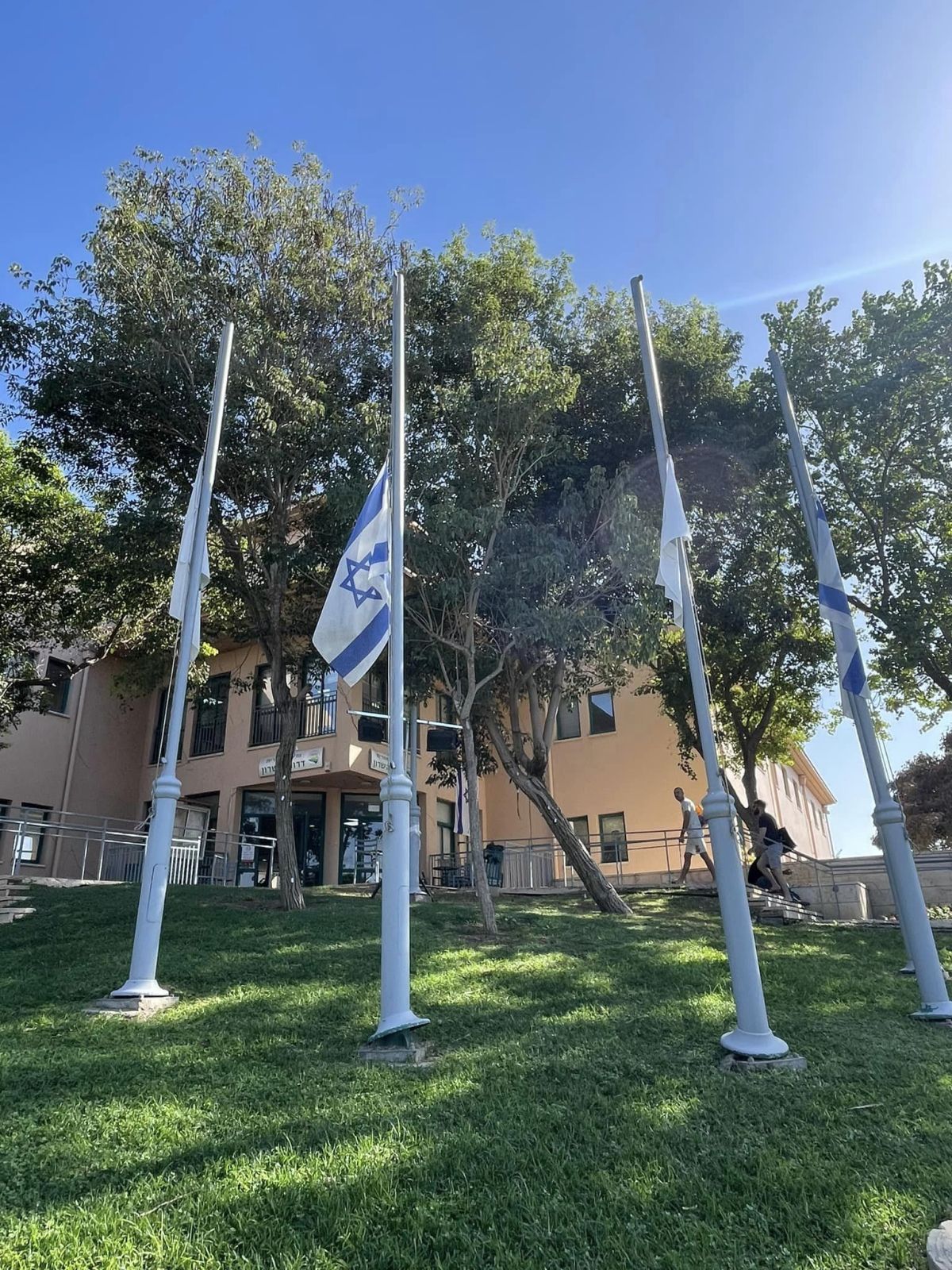 עובדי ועובדות המועצה בפינת הזיכרון לזכרם של חללי המועצה שנפלו בעת מילוי תפקידם ונרצחו בטבח, עמדנו דקת דומיה והדלקנו נרות זיכרון