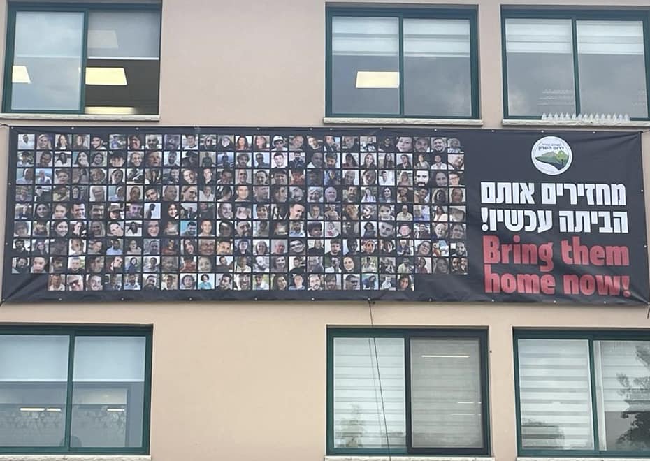 פוסטר החטופים מתנוסס על בניין המועצה