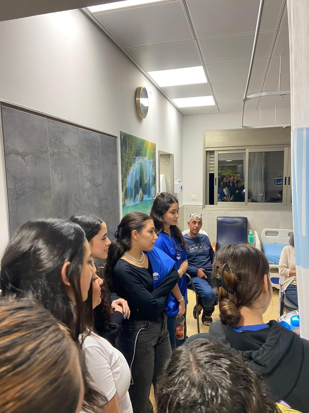 תמונה של בני ובנות הנוער חניכי התנועה החדשה מנווה ימין, בביקור במרכז השיקום לנפגעי המלחמה בביה״ח תל השומר