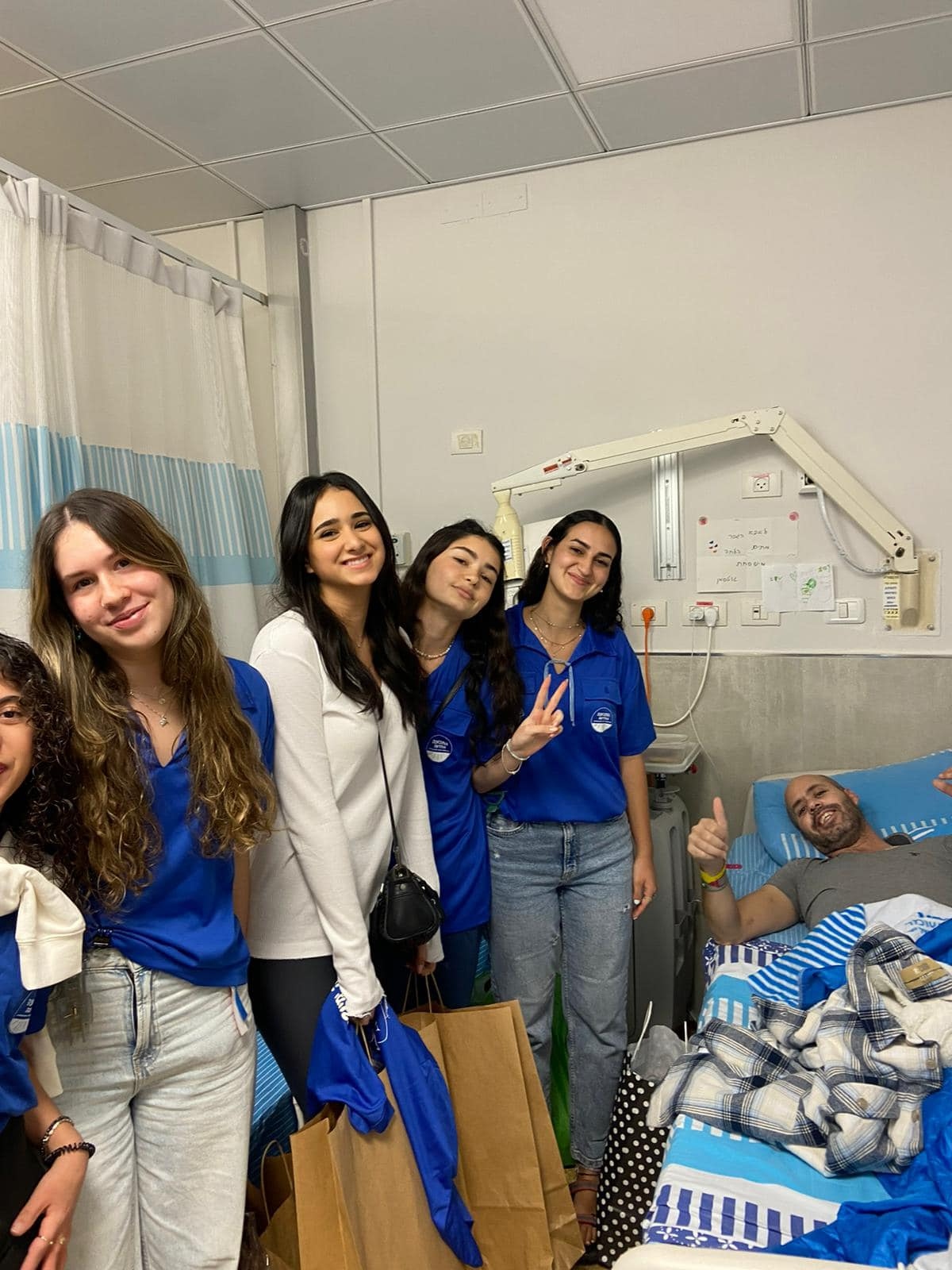 תמונה של בני ובנות הנוער חניכי התנועה החדשה מנווה ימין, בביקור במרכז השיקום לנפגעי המלחמה בביה״ח תל השומר