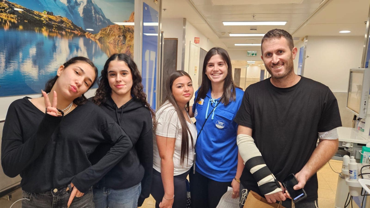 תמונה של בני ובנות הנוער חניכי התנועה החדשה מנווה ימין, בביקור במרכז השיקום לנפגעי המלחמה בביה״ח תל השומר