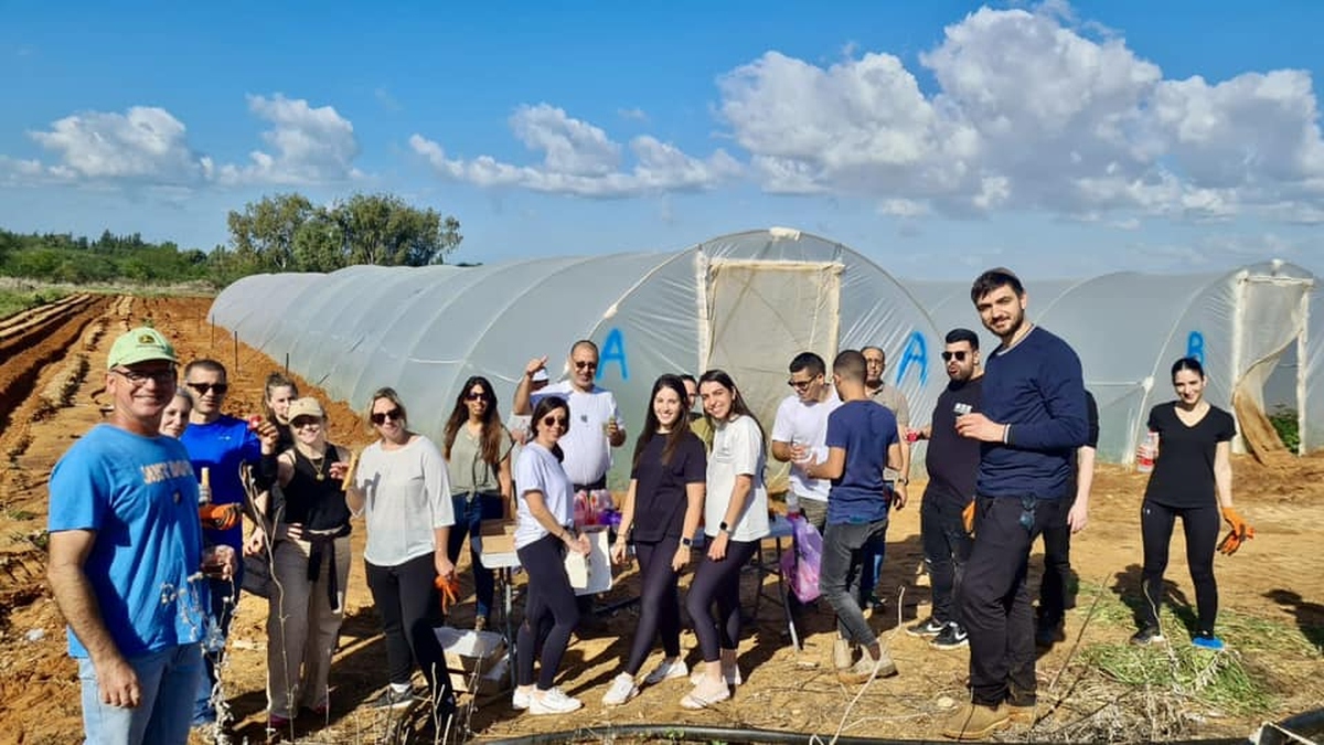 תמונות של עובדות ועובדי מחוז מרכז של רשות מקרקעי ישראל בחוות קרן-אור