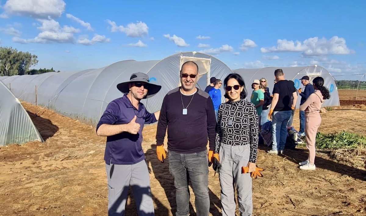 תמונות של עובדות ועובדי מחוז מרכז של רשות מקרקעי ישראל בחוות קרן-אור