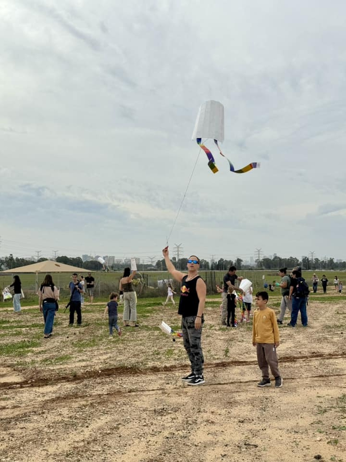 תמונות מארוע מפריחים עפיפונים לשחרורם בחווה החקלאית