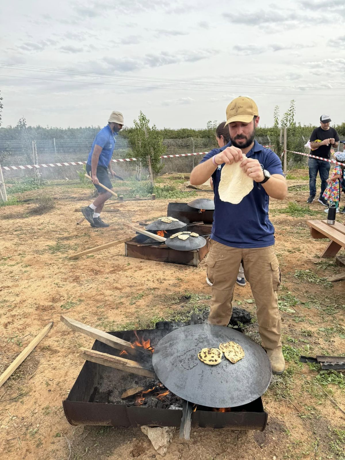 תמונות מארוע מפריחים עפיפונים לשחרורם בחווה החקלאית