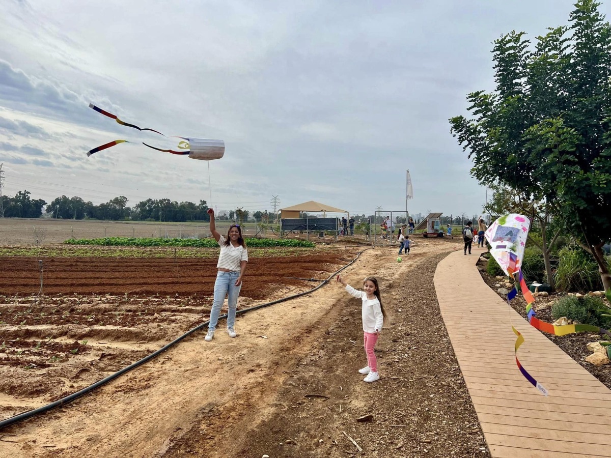 תמונות מארוע מפריחים עפיפונים לשחרורם בחווה החקלאית