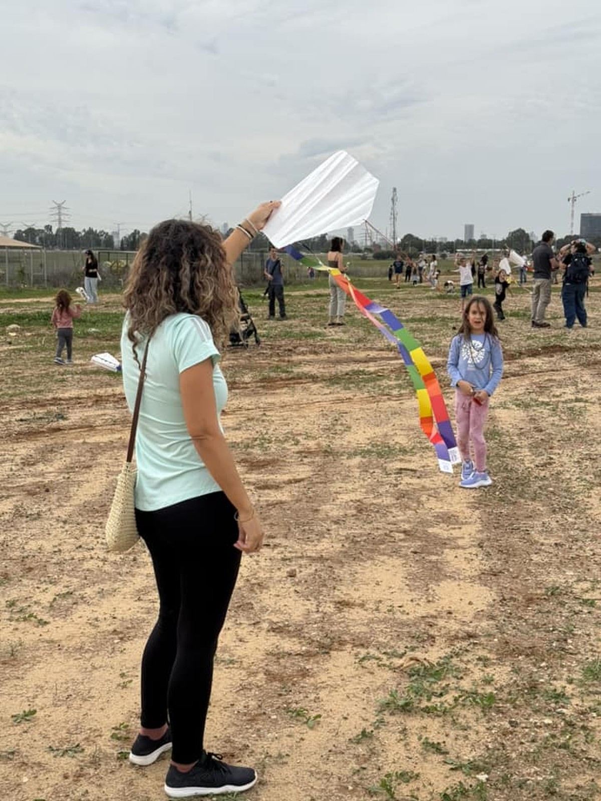 תמונות מארוע מפריחים עפיפונים לשחרורם בחווה החקלאית
