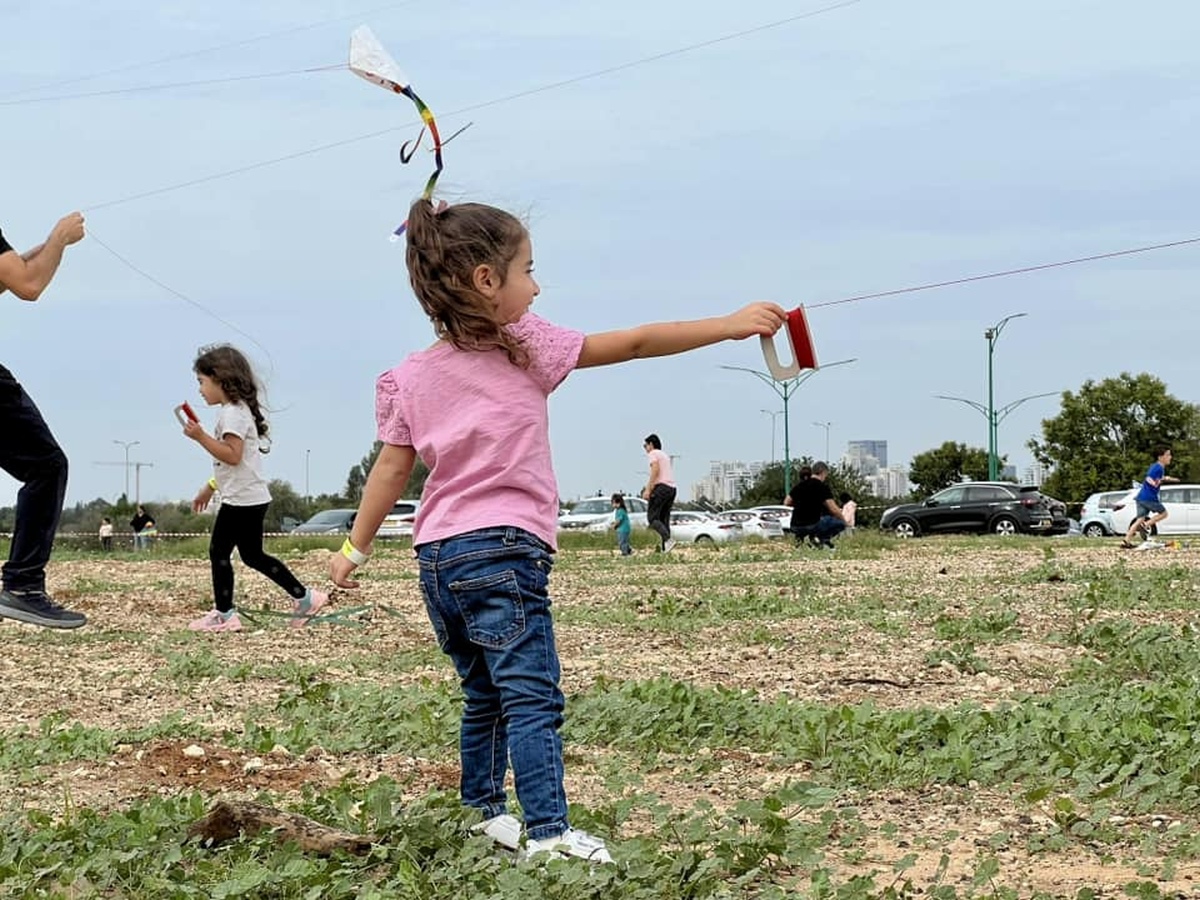 תמונות מארוע מפריחים עפיפונים לשחרורם בחווה החקלאית