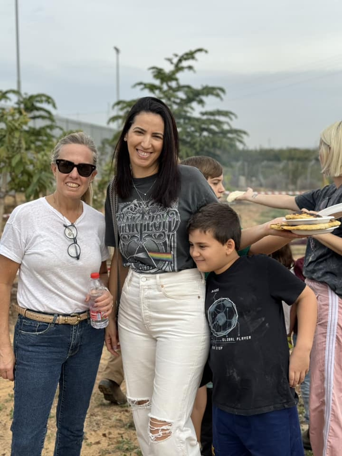 תמונות מארוע מפריחים עפיפונים לשחרורם בחווה החקלאית