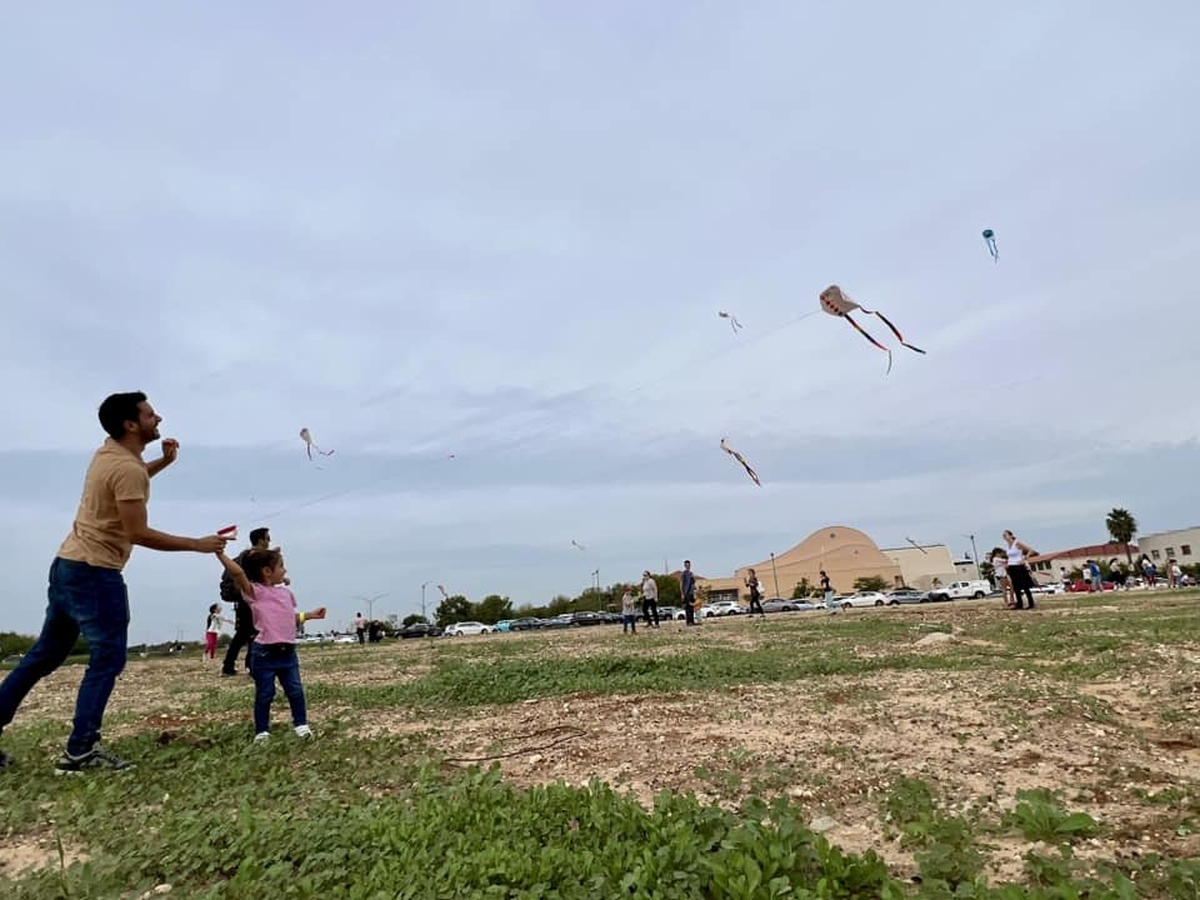 תמונות מארוע מפריחים עפיפונים לשחרורם בחווה החקלאית