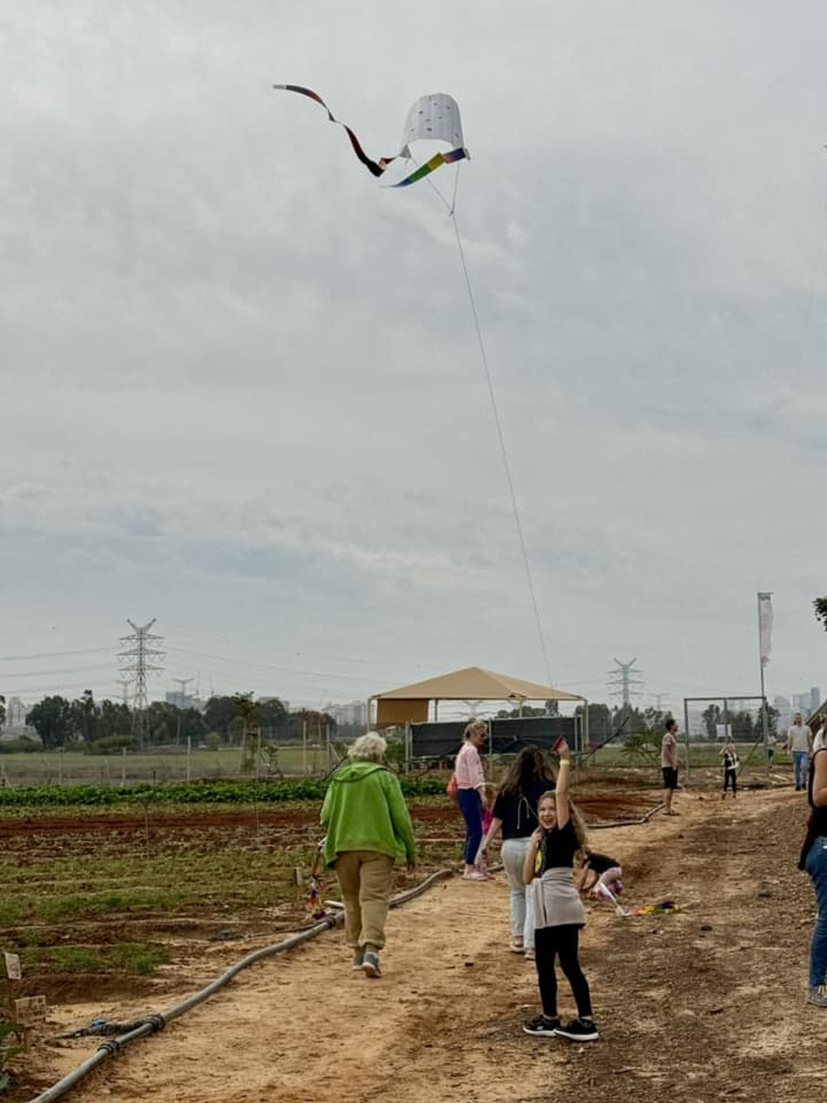 תמונות מארוע מפריחים עפיפונים לשחרורם בחווה החקלאית