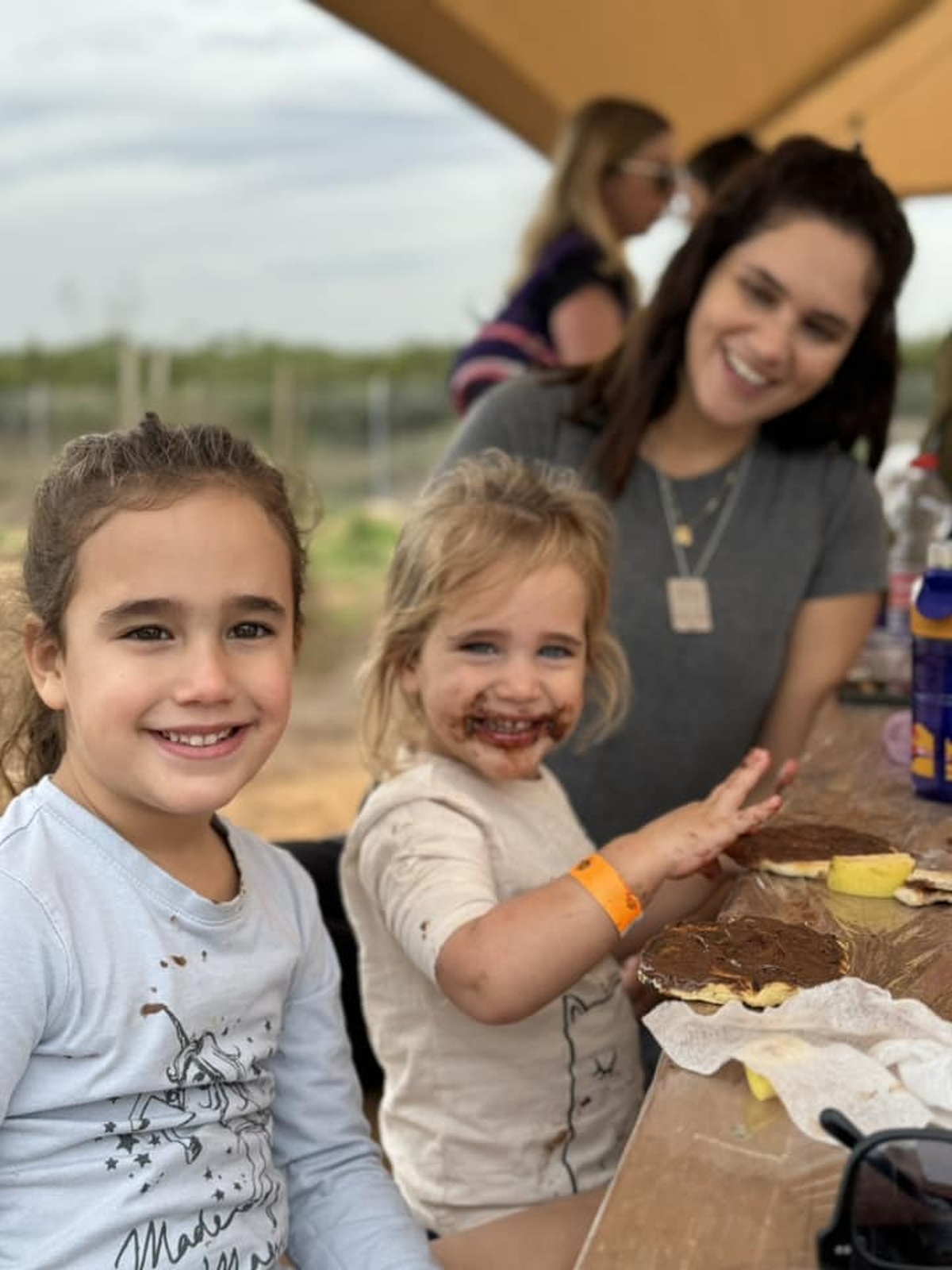 תמונות מארוע מפריחים עפיפונים לשחרורם בחווה החקלאית